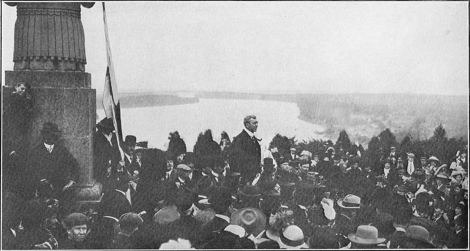 [Angus Claude Macdonell, Esq., K.C., M.P., addressing the gathering.]