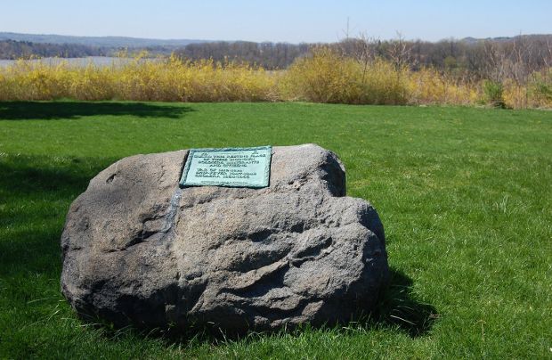 [War of 1812 burial site at Burlington Heights]